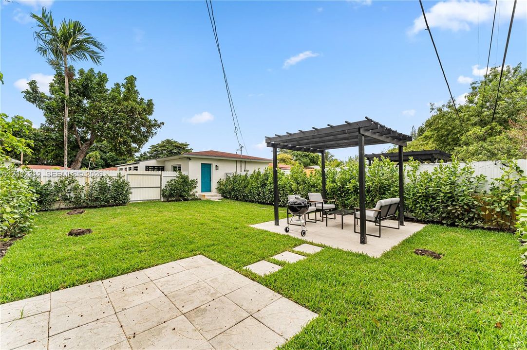 For Rent: $2,450 (2 beds, 1 baths, 700 Square Feet)