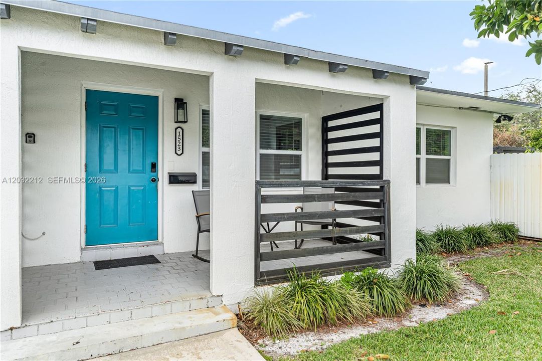 For Rent: $2,450 (2 beds, 1 baths, 700 Square Feet)