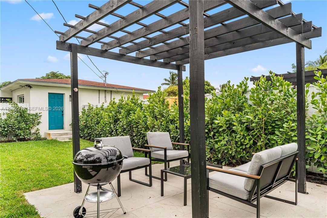 For Rent: $2,450 (2 beds, 1 baths, 700 Square Feet)