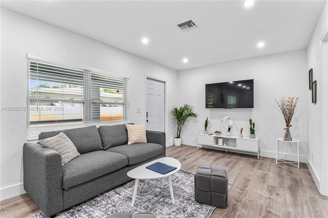 For Rent: $2,450 (2 beds, 1 baths, 700 Square Feet)