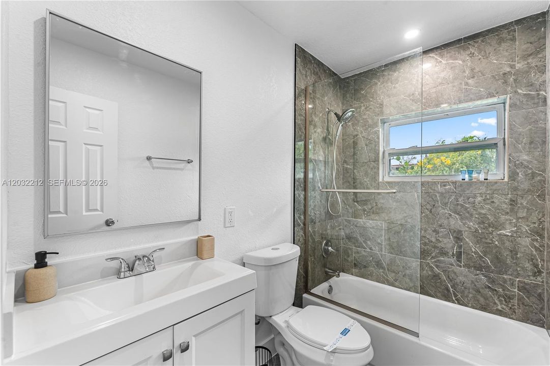 For Rent: $2,450 (2 beds, 1 baths, 700 Square Feet)