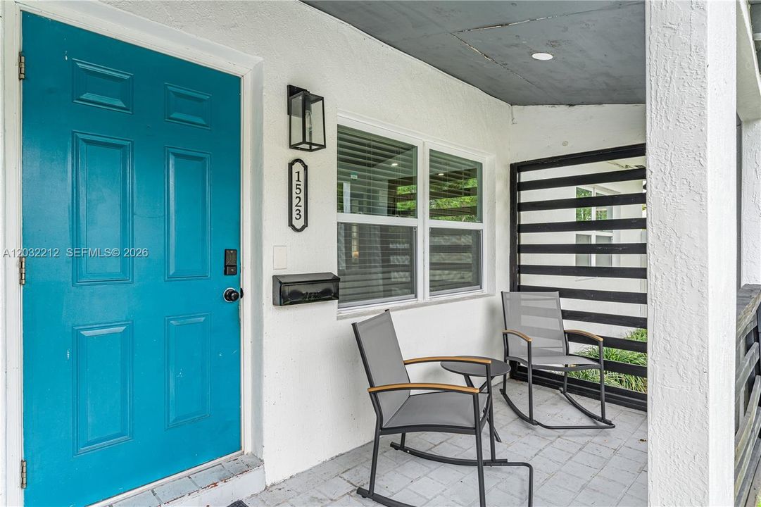 For Rent: $2,450 (2 beds, 1 baths, 700 Square Feet)