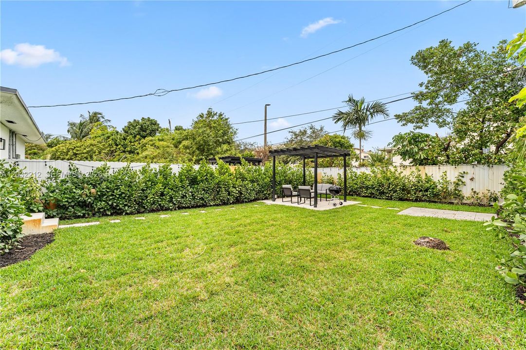 For Rent: $2,450 (2 beds, 1 baths, 700 Square Feet)