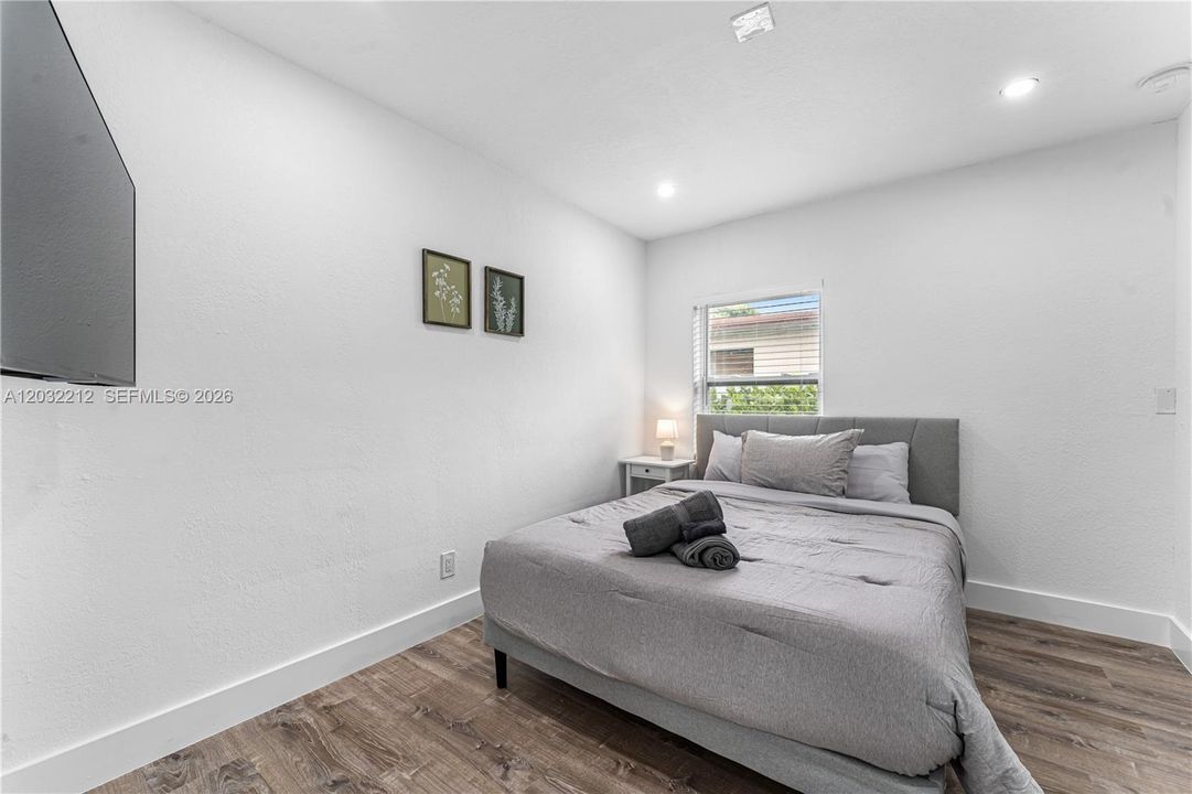 For Rent: $2,450 (2 beds, 1 baths, 700 Square Feet)