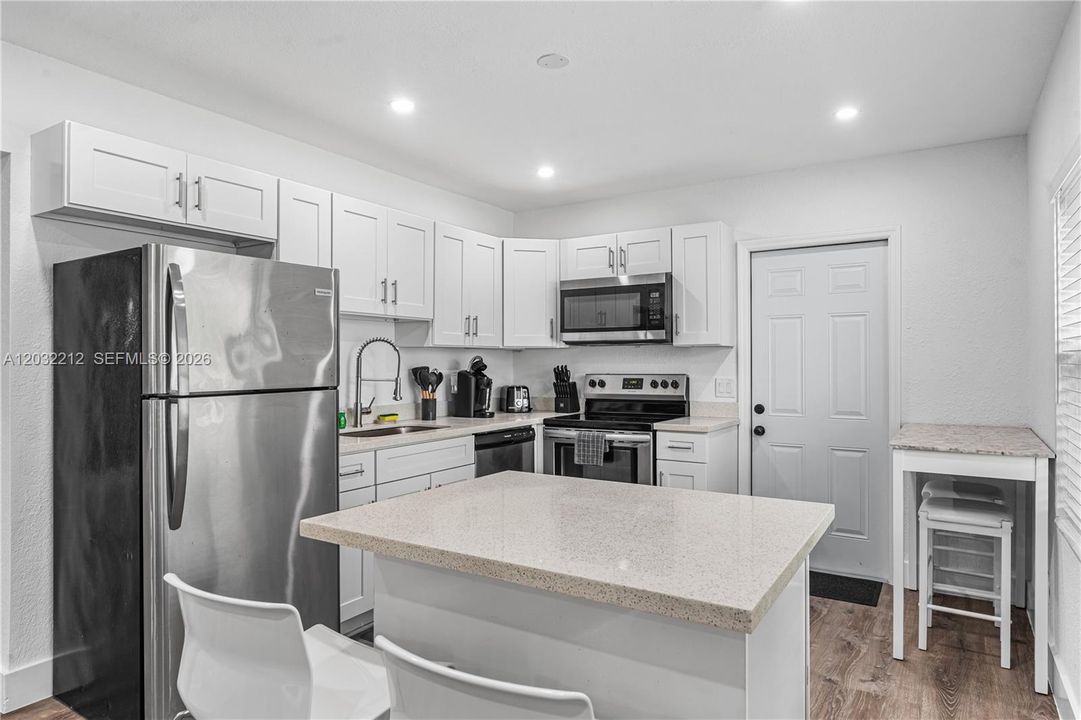 For Rent: $2,450 (2 beds, 1 baths, 700 Square Feet)