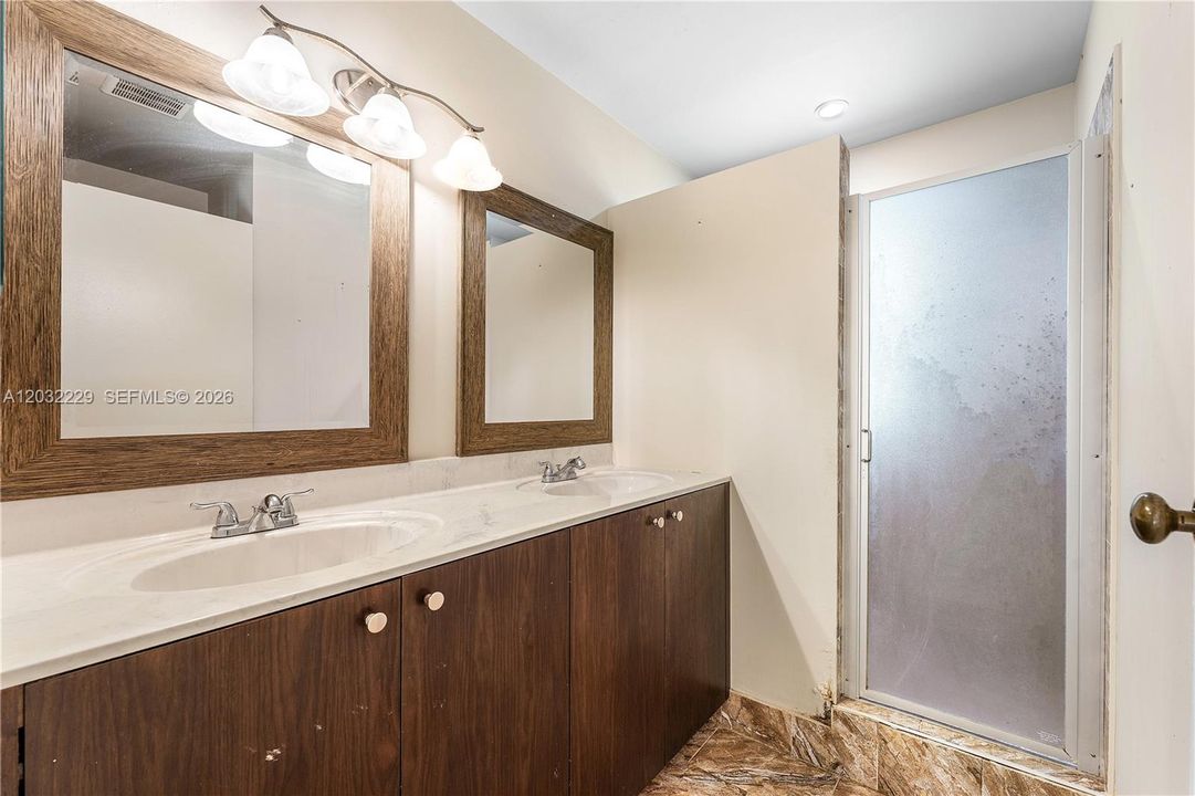 For Rent: $3,500 (5 beds, 2 baths, 1738 Square Feet)