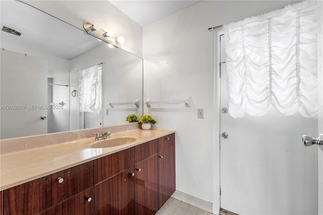 For Rent: $3,500 (5 beds, 2 baths, 1738 Square Feet)