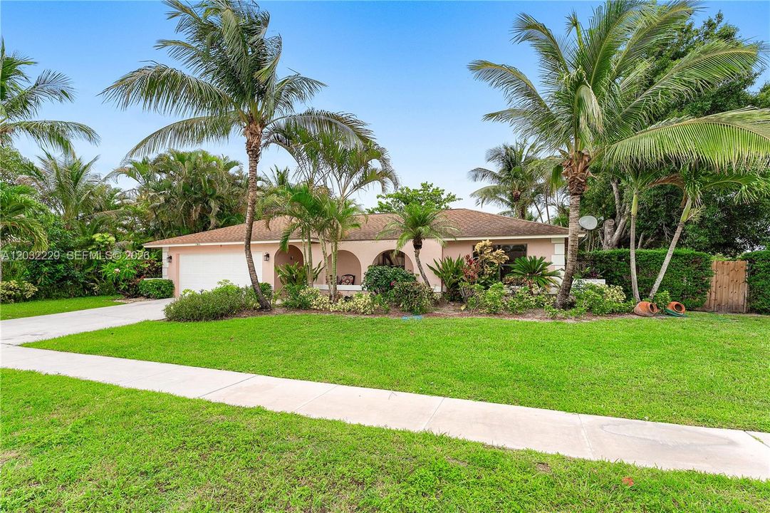 For Rent: $3,500 (5 beds, 2 baths, 1738 Square Feet)