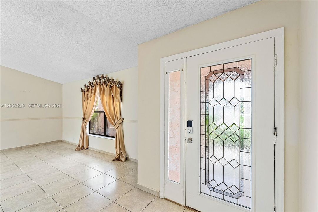For Rent: $3,500 (5 beds, 2 baths, 1738 Square Feet)