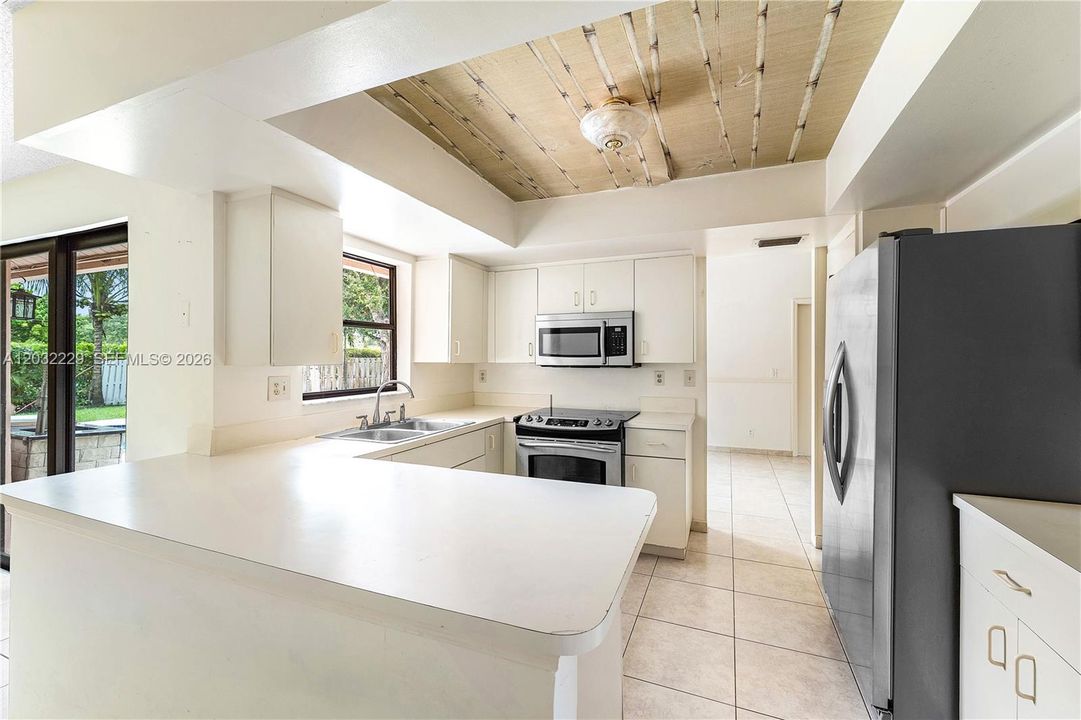 For Rent: $3,500 (5 beds, 2 baths, 1738 Square Feet)