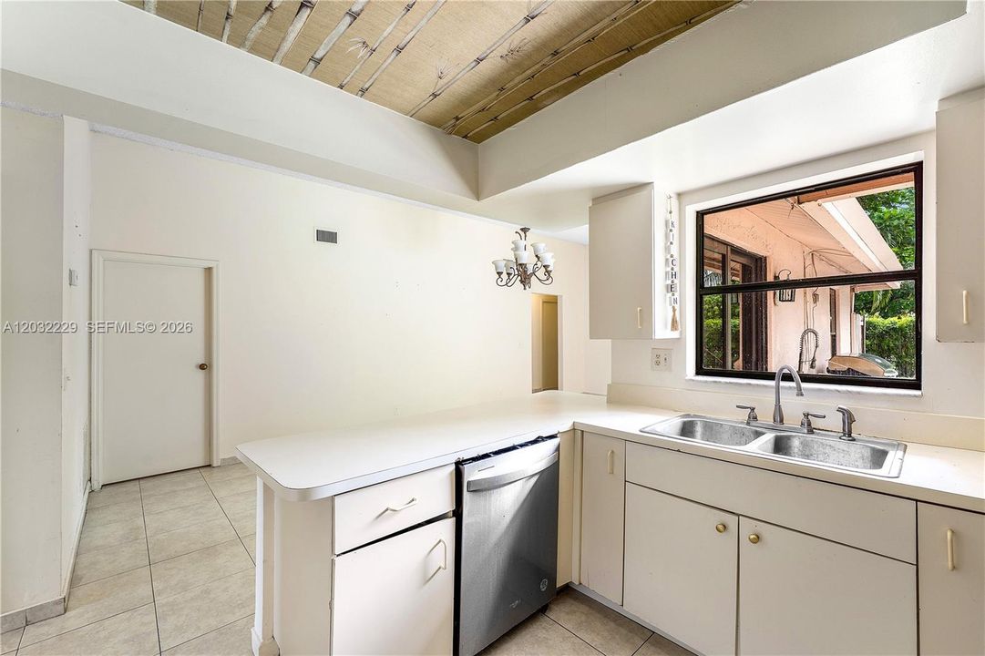 For Rent: $3,500 (5 beds, 2 baths, 1738 Square Feet)