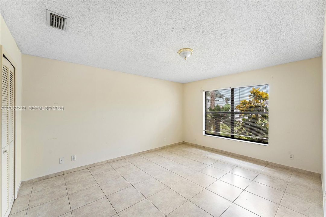 For Rent: $3,500 (5 beds, 2 baths, 1738 Square Feet)