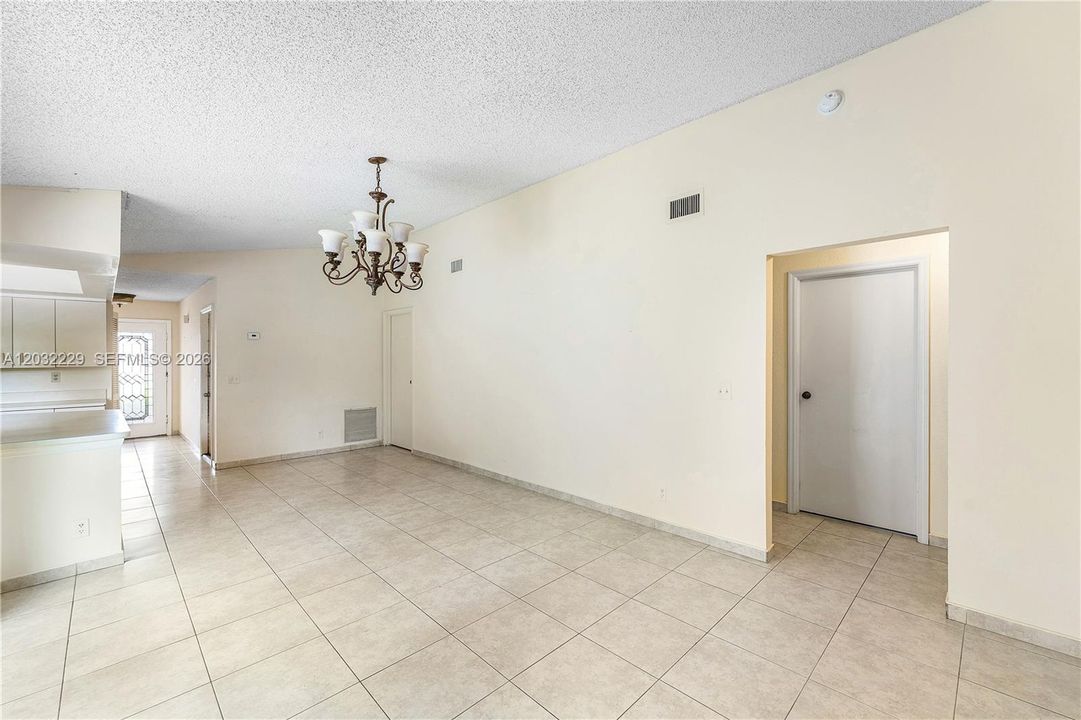 For Rent: $3,500 (5 beds, 2 baths, 1738 Square Feet)