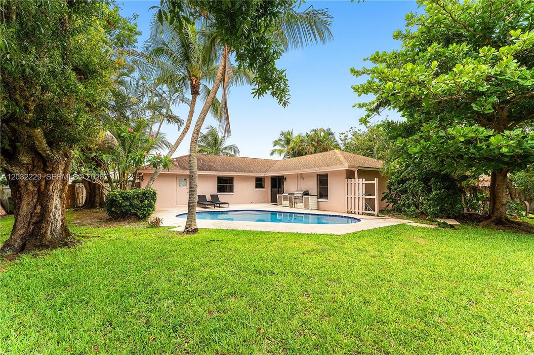 For Rent: $3,500 (5 beds, 2 baths, 1738 Square Feet)