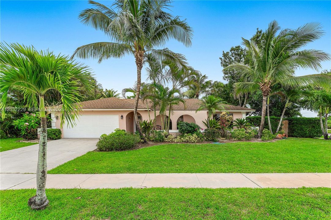 For Rent: $3,500 (5 beds, 2 baths, 1738 Square Feet)