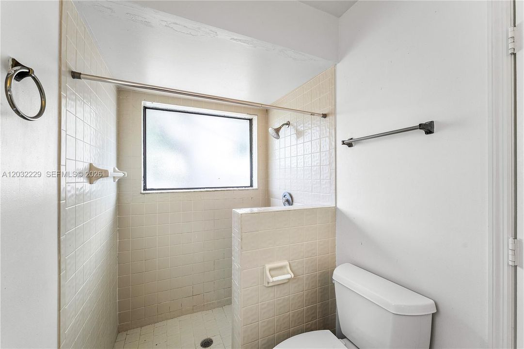 For Rent: $3,500 (5 beds, 2 baths, 1738 Square Feet)