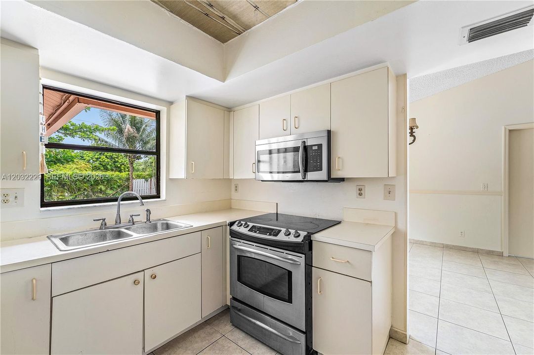 For Rent: $3,500 (5 beds, 2 baths, 1738 Square Feet)