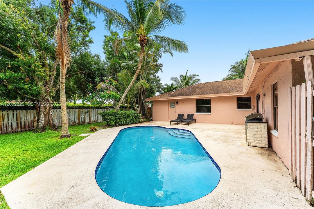 For Rent: $3,500 (5 beds, 2 baths, 1738 Square Feet)