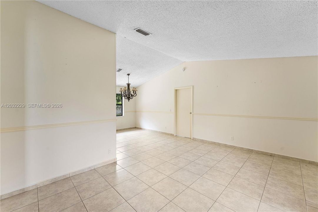 For Rent: $3,500 (5 beds, 2 baths, 1738 Square Feet)