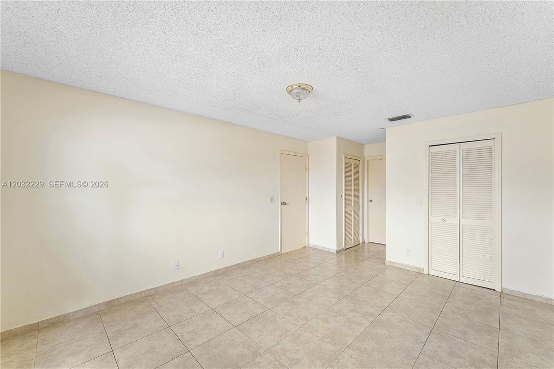For Rent: $3,500 (5 beds, 2 baths, 1738 Square Feet)