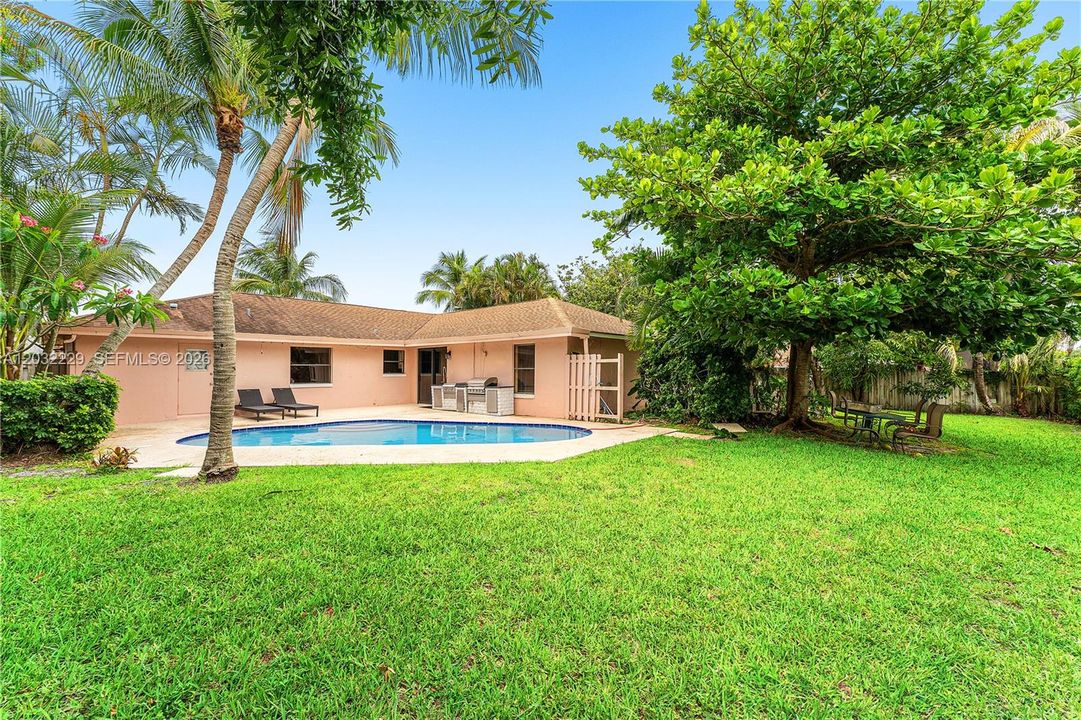 For Rent: $3,500 (5 beds, 2 baths, 1738 Square Feet)