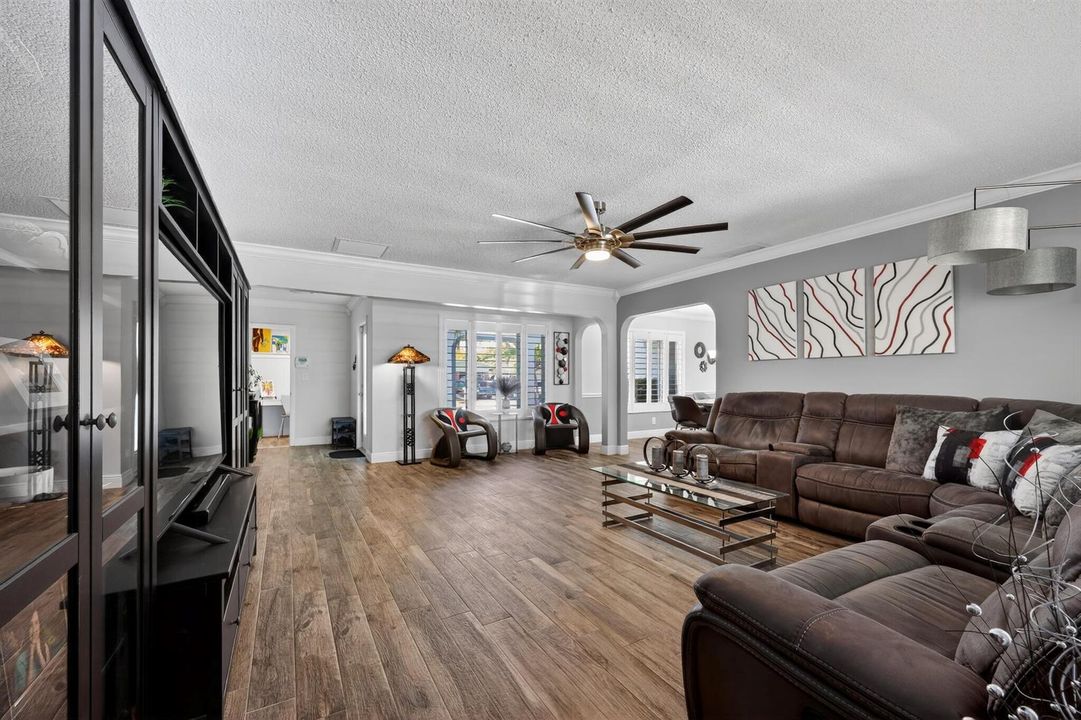 13_311_NW_93rd_Terrace-Living_room-0042