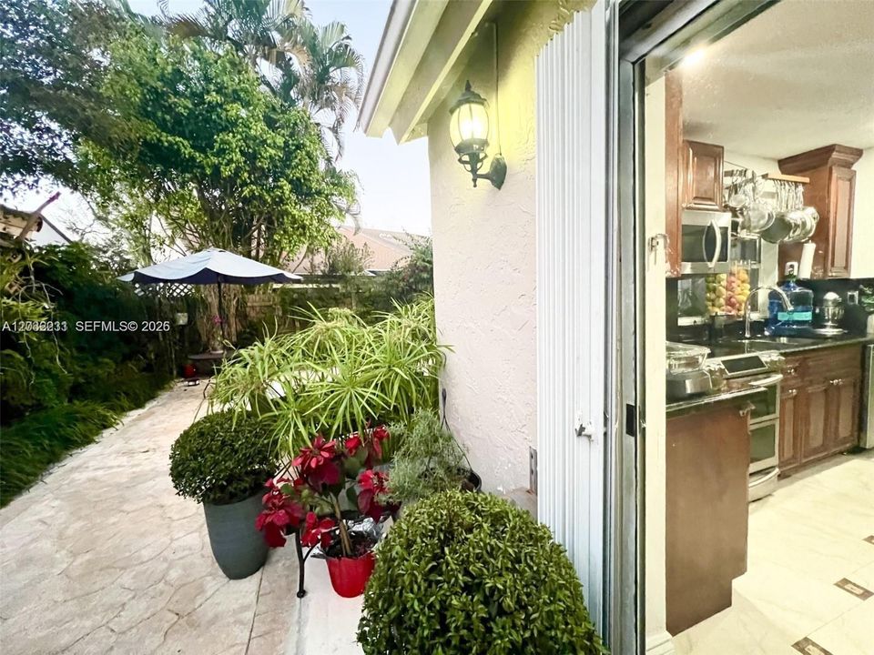 For Sale: $698,000 (2 beds, 2 baths, 1154 Square Feet)