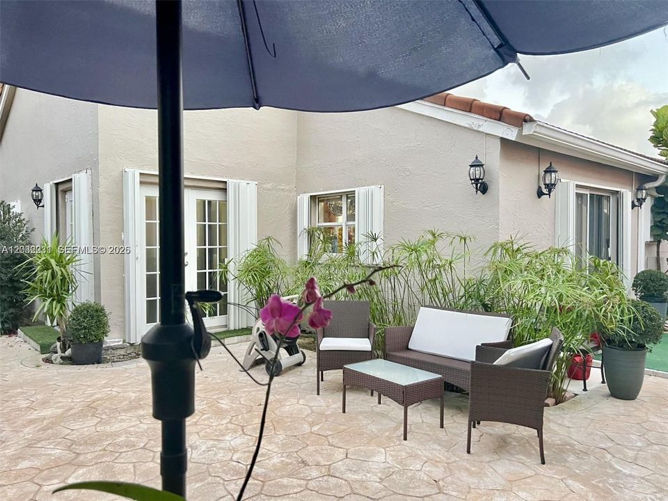 For Sale: $698,000 (2 beds, 2 baths, 1154 Square Feet)
