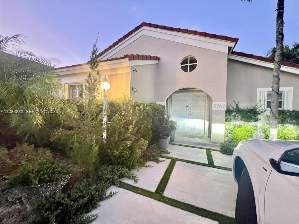For Sale: $698,000 (2 beds, 2 baths, 1154 Square Feet)