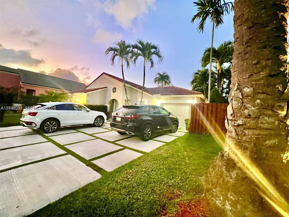 For Sale: $698,000 (2 beds, 2 baths, 1154 Square Feet)