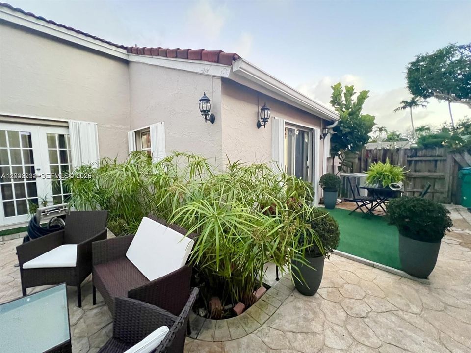 For Sale: $698,000 (2 beds, 2 baths, 1154 Square Feet)
