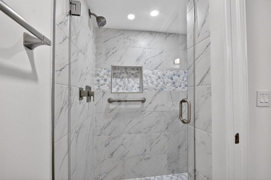 Main Bathroom.2