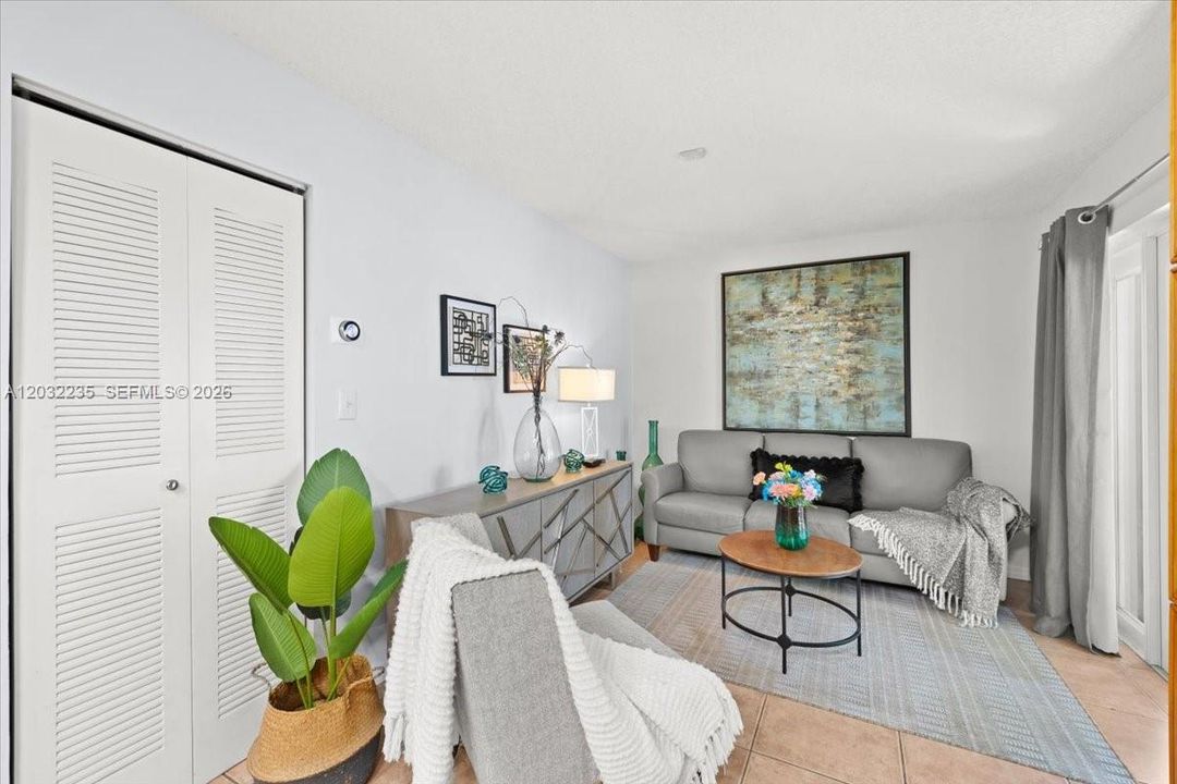For Sale: $570,000 (3 beds, 2 baths, 958 Square Feet)