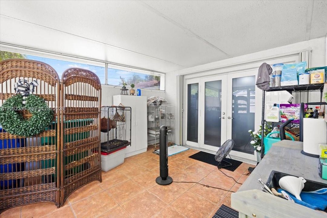 For Sale: $570,000 (3 beds, 2 baths, 958 Square Feet)