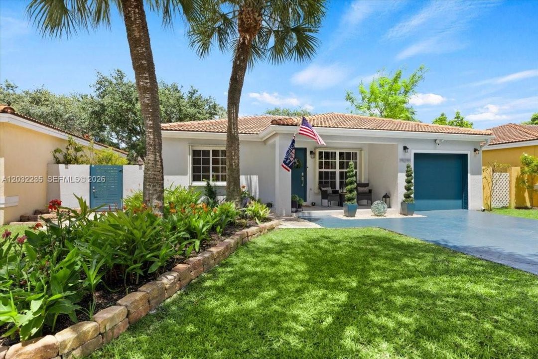 For Sale: $570,000 (3 beds, 2 baths, 958 Square Feet)