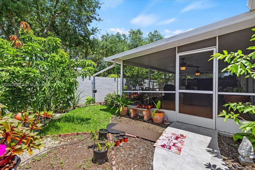 For Sale: $570,000 (3 beds, 2 baths, 958 Square Feet)