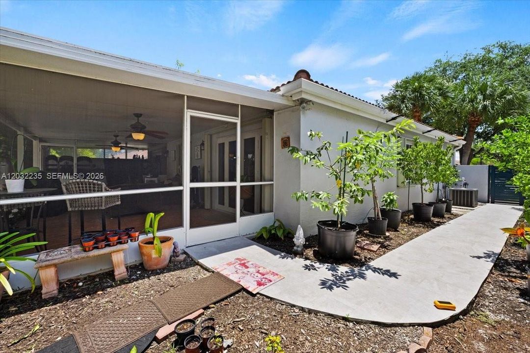 For Sale: $570,000 (3 beds, 2 baths, 958 Square Feet)