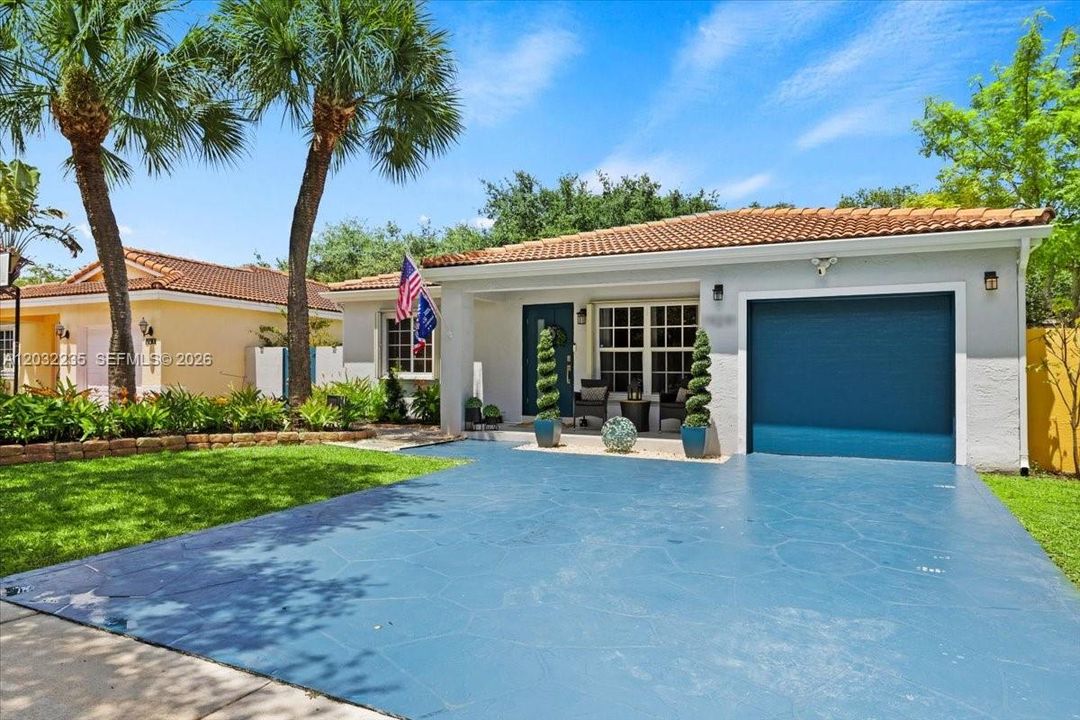 For Sale: $570,000 (3 beds, 2 baths, 958 Square Feet)