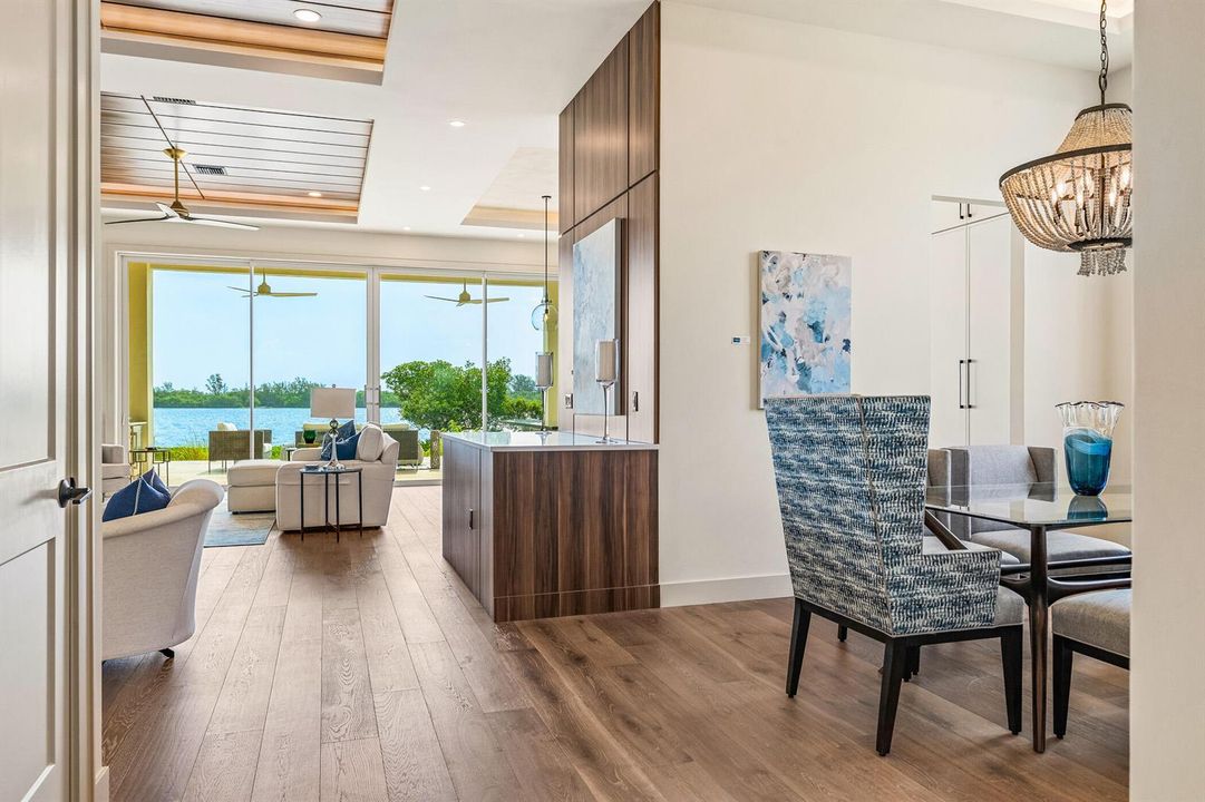 Dining to kitchen