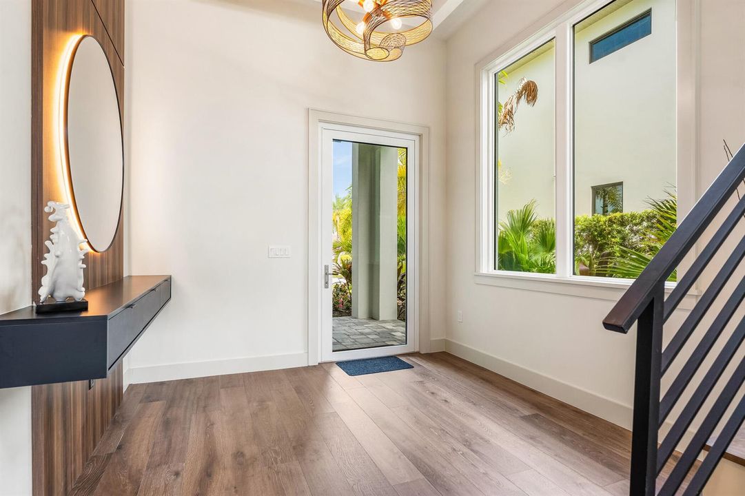 Foyer-front door