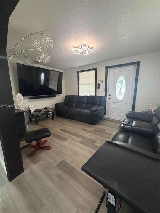 For Sale: $660,000 (4 beds, 3 baths, 1761 Square Feet)
