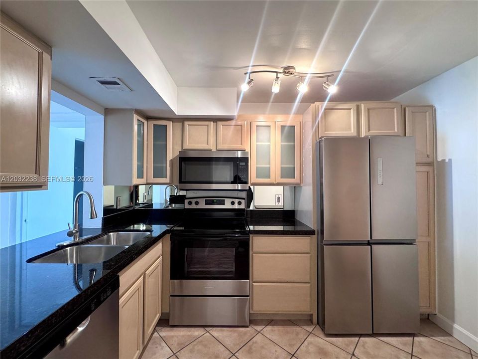 For Rent: $2,700 (2 beds, 2 baths, 910 Square Feet)