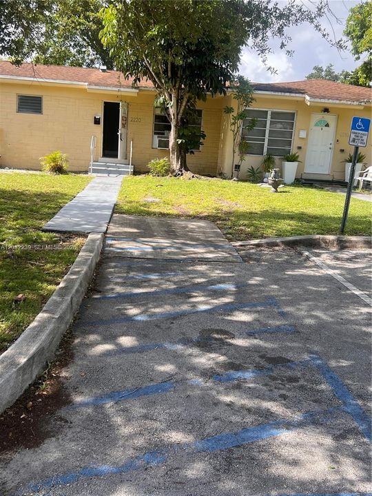 For Rent: $1,650 (1 beds, 1 baths, 3913 Square Feet)