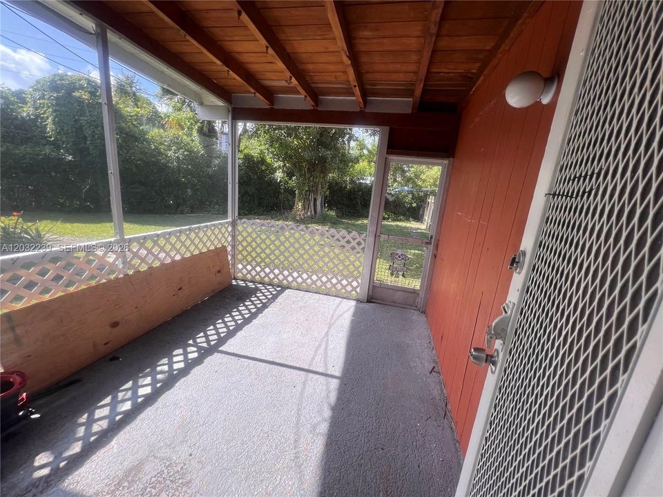 For Rent: $1,650 (1 beds, 1 baths, 3913 Square Feet)