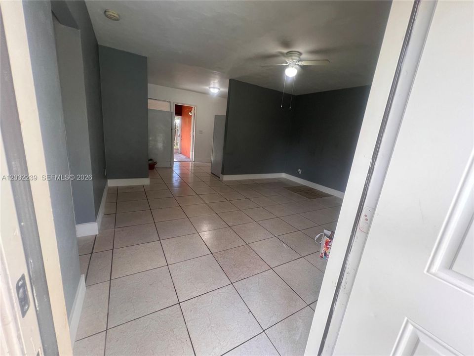 For Rent: $1,650 (1 beds, 1 baths, 3913 Square Feet)