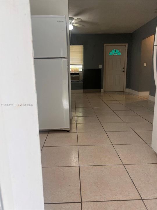 For Rent: $1,650 (1 beds, 1 baths, 3913 Square Feet)