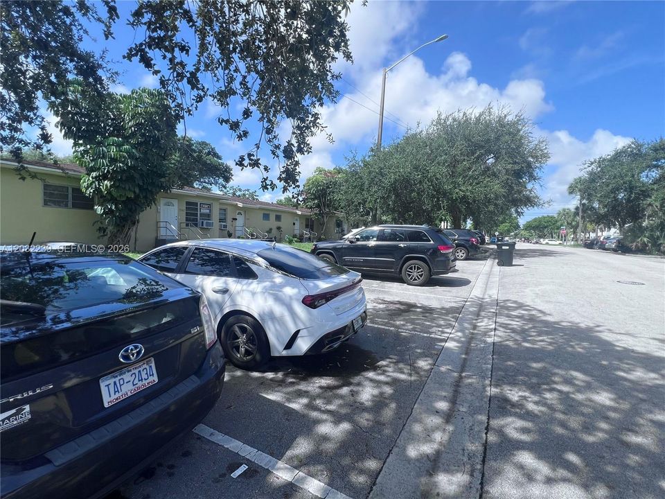 For Rent: $1,650 (1 beds, 1 baths, 3913 Square Feet)