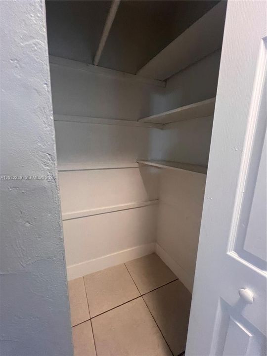 For Rent: $1,650 (1 beds, 1 baths, 3913 Square Feet)
