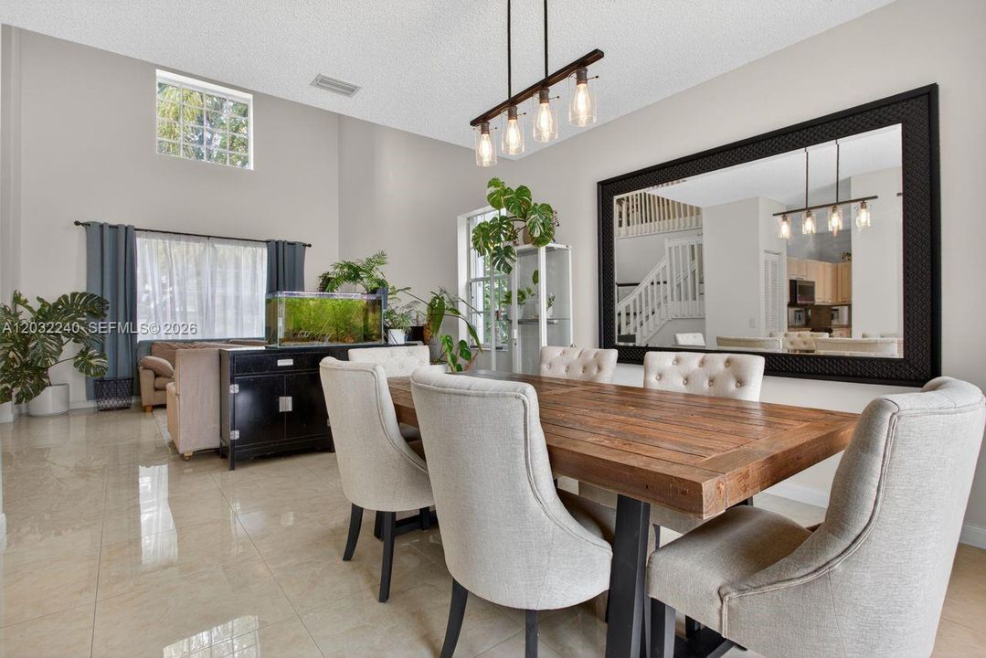 En Venta: $1,250,000 (4 camas, 2 baños, 2672 Pies cuadrados)