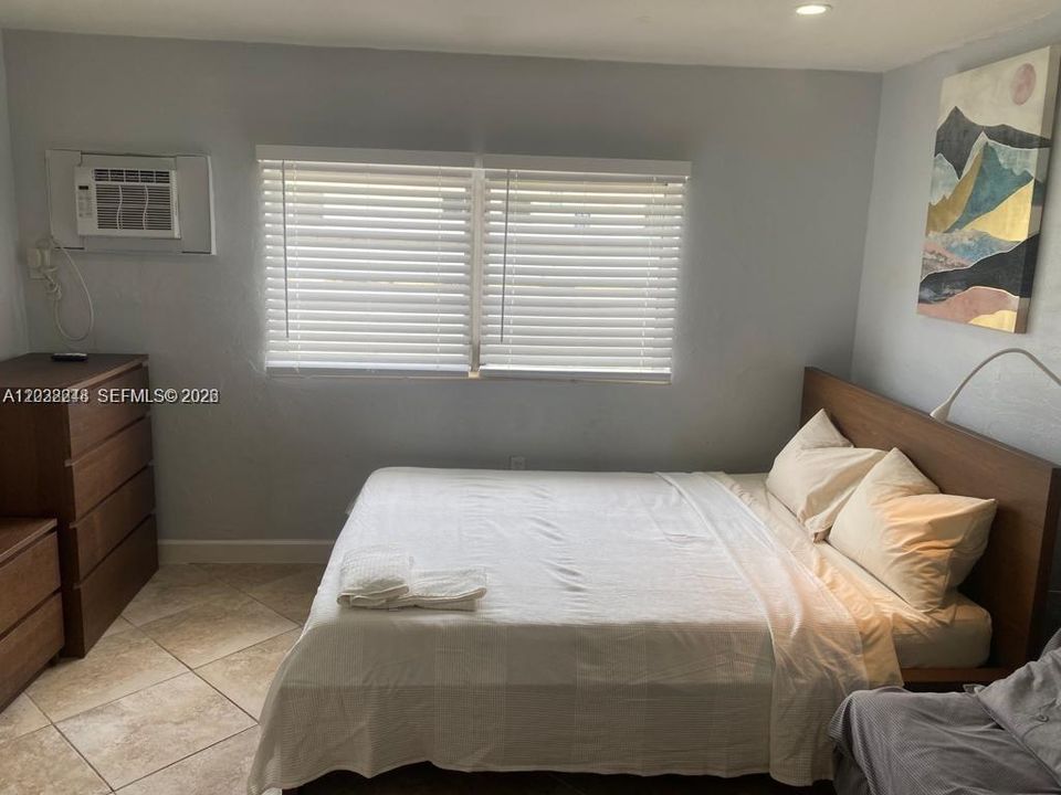 For Rent: $1,300 (0 beds, 1 baths, 350 Square Feet)